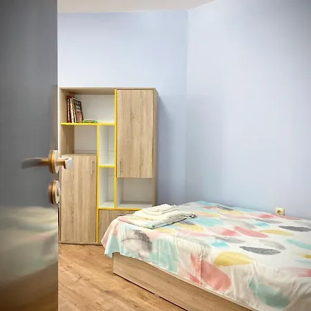 Bright For 5 Guests With Free Parking